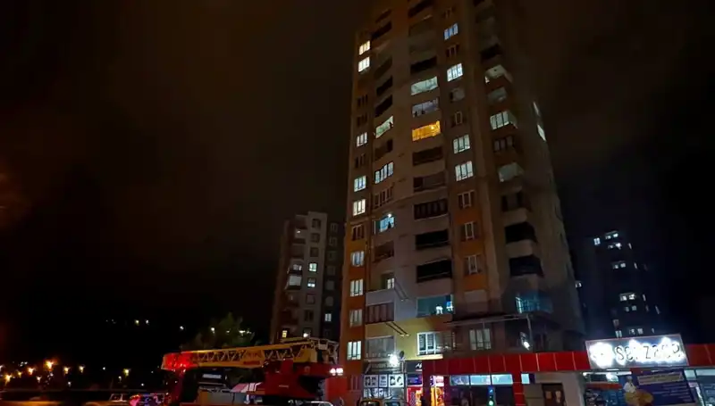 Yıldırım Düşen Apartmanın Çatısında Neler Oldu? İşte Gözlemlenen Olaylar