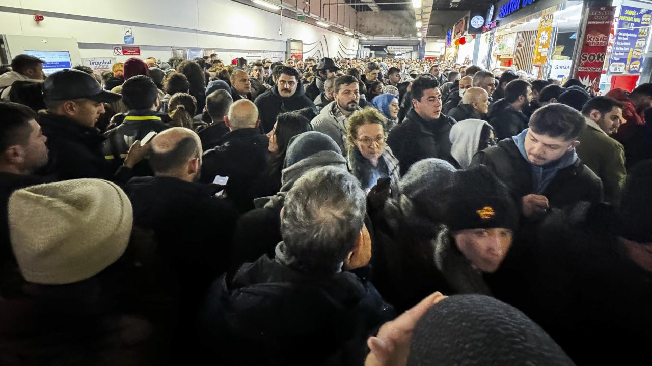 İstanbul'da Kar Yağışı Nedeniyle Olumsuz Etkiler Devam Ediyor