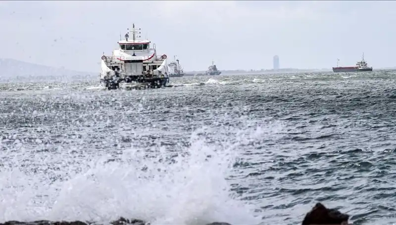 İzmir'deki Fırtına, Vapur Seferlerini Olumsuz Etkiledi!