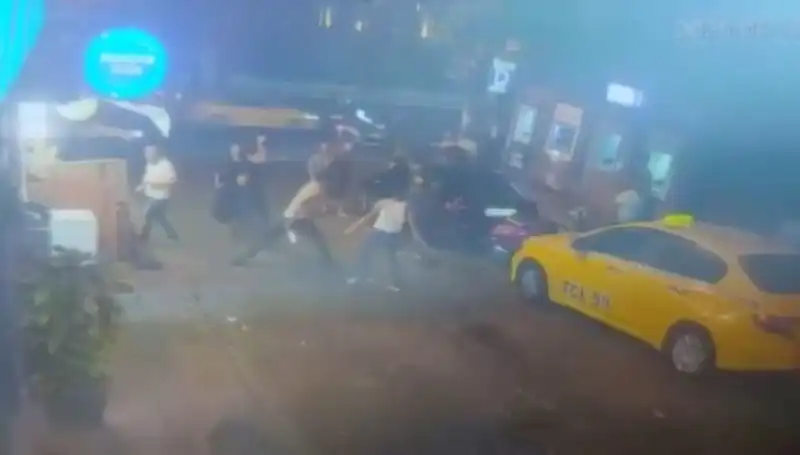 Beyoğlu'nda Laf Atma Kavgasında Kan Aktı: İki Taraf Birbirine Girdi
