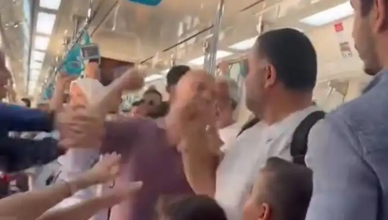 Marmaray'da Yumruklu Kavga: Yolcuların Gözleri Önünde Gerçekleşen Olay