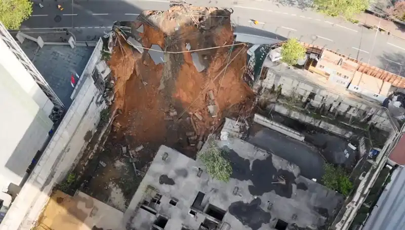 Sarıyer'de Acil Durum: Yol Çökmesi Nedeniyle Cadde Kapandı