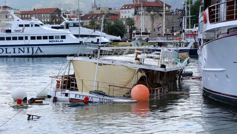Hırvatistan'da Fırtına Ortalığı Salladı: Feribot Gemiye Çarptı ve Battı