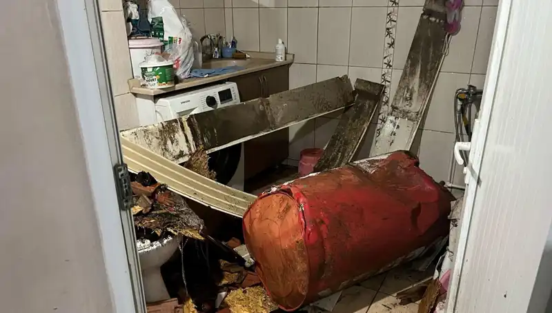 Ege Bölgesi'nde Şiddetli Fırtına: Caddeler Özellikle Beyaza Büründü ve Ağaçlar Devrildi