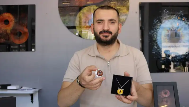 İris Fotoğraflarını Takı ve Tabloya Dönüştüren Sanatçı Açıklıyor: İlk Ben Yaptım