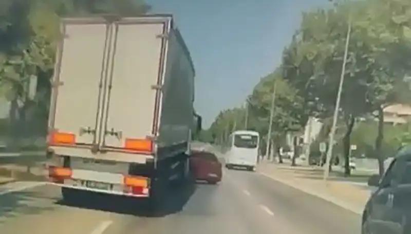Bursa'nın Kör Noktasında Trajik Kaza: İki Araç Çarpıştı